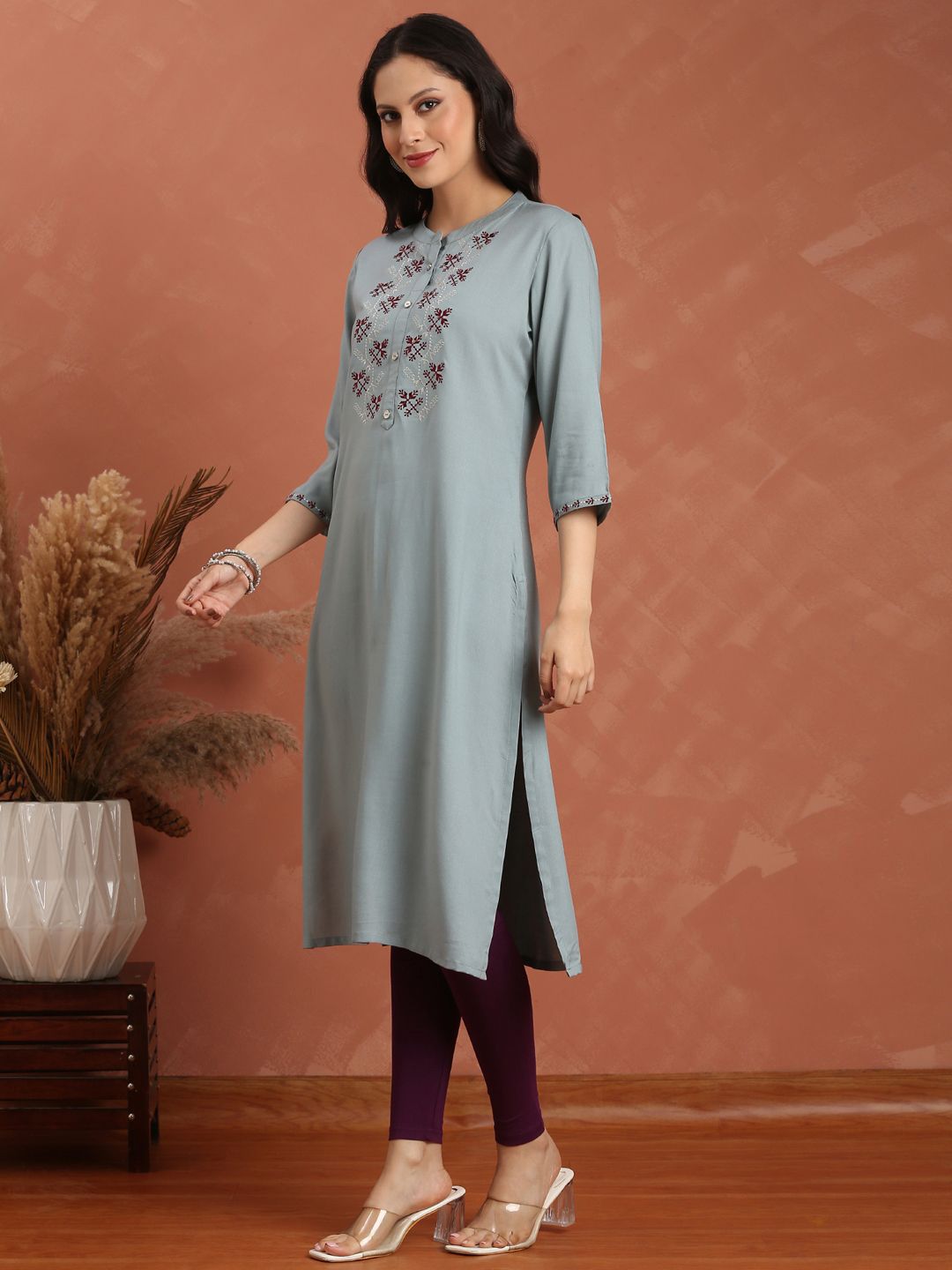 Women Floral Embroidered Straight Kurta