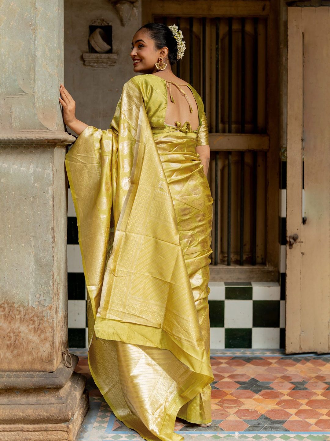 Dhimhi Women's Woven Design Zari Banarasi Saree