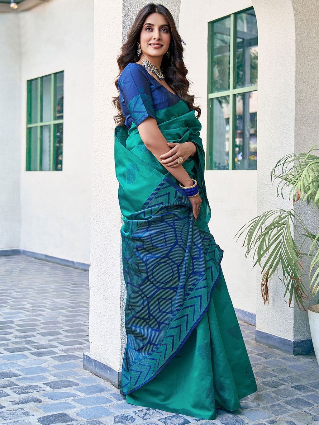 Dhimhi Women's Woven Design Silk Blend Saree