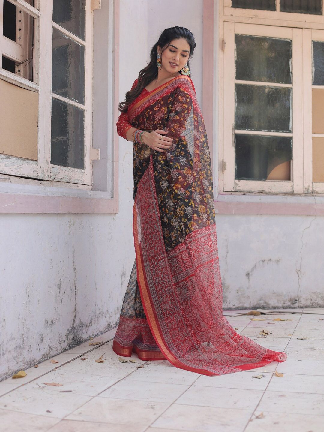 Dhimhi Women's Floral Saree With Blouse Piece