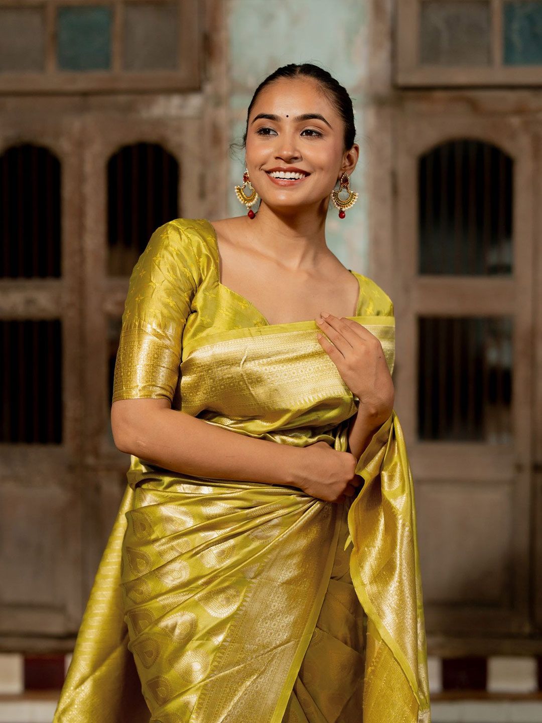 Dhimhi Women's Woven Design Zari Banarasi Saree