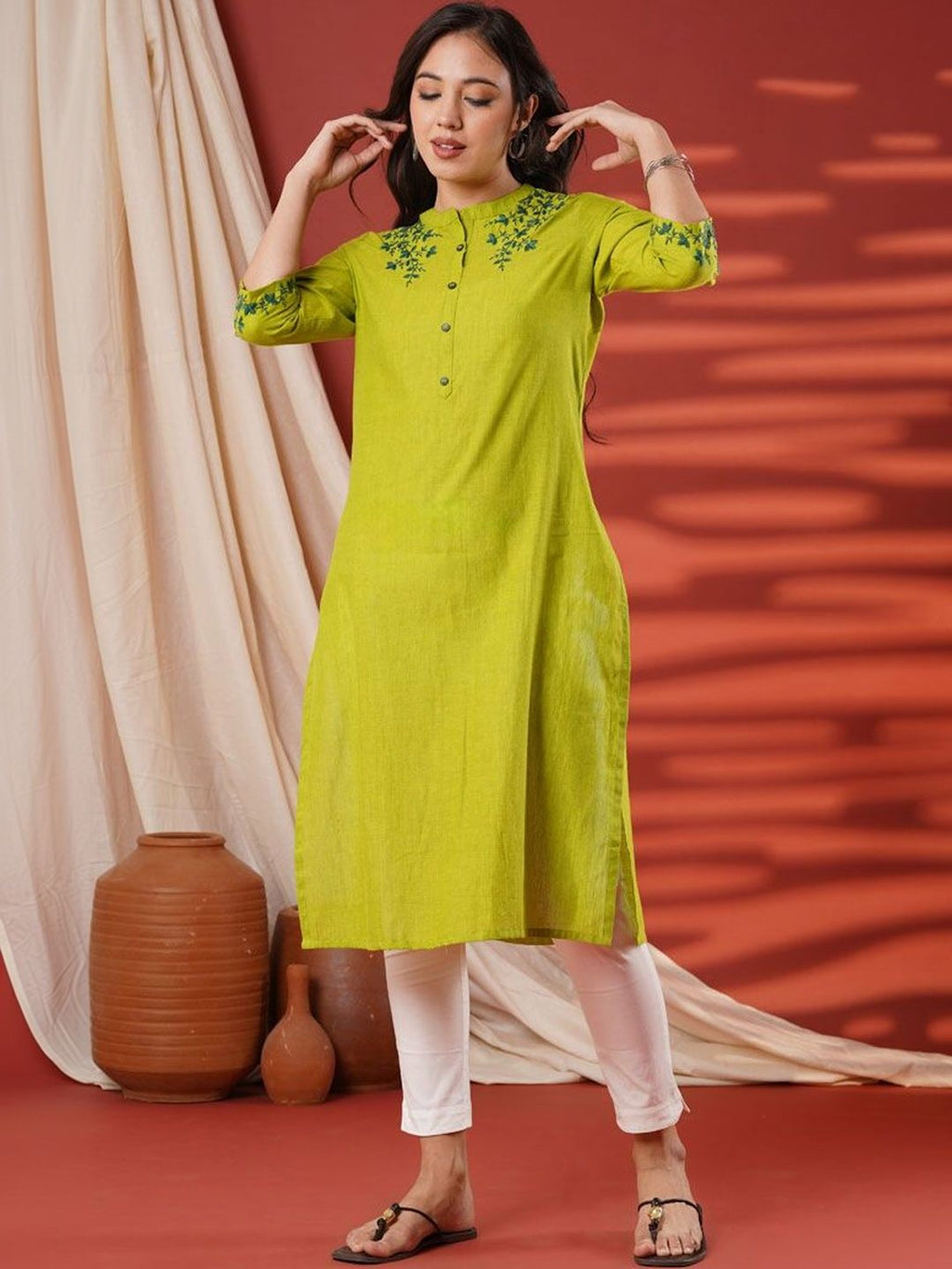 Women Embroidered Thread Work Kurta