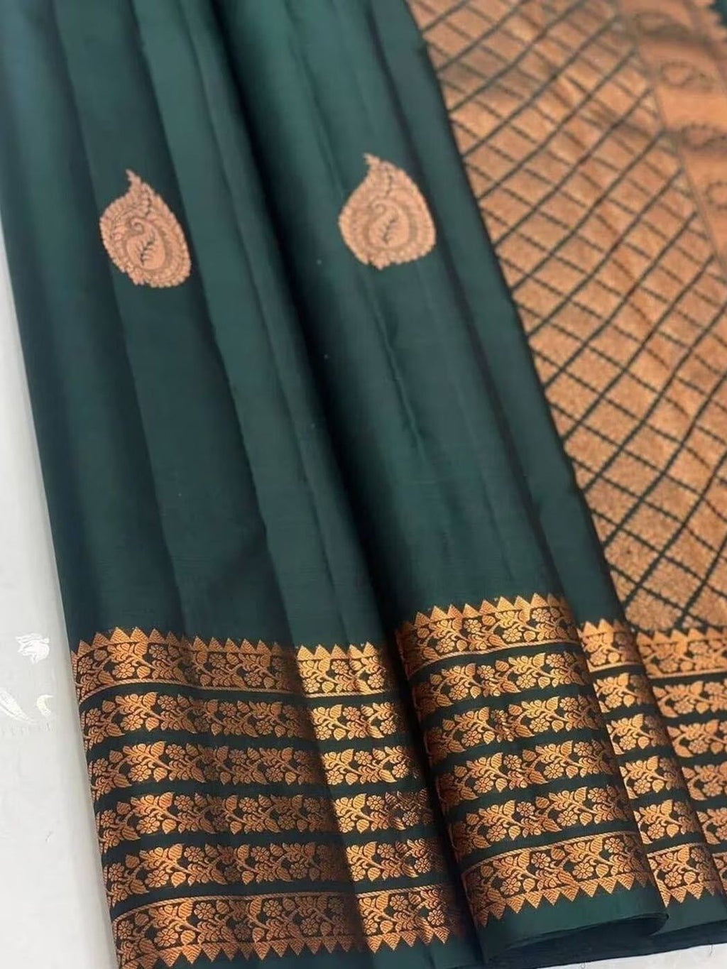 Dhimhi Women's Ethnic Motifs Woven Design Zari Kanjeevaram Saree