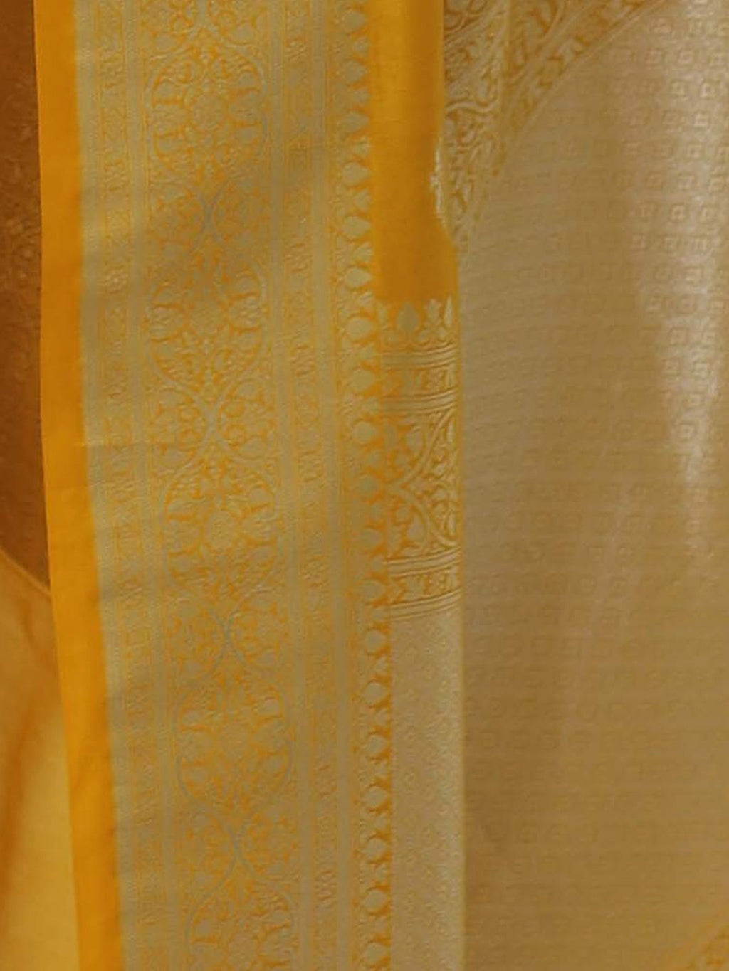 Dhimhi Women's Ethnic Motifs Silk Blend Saree