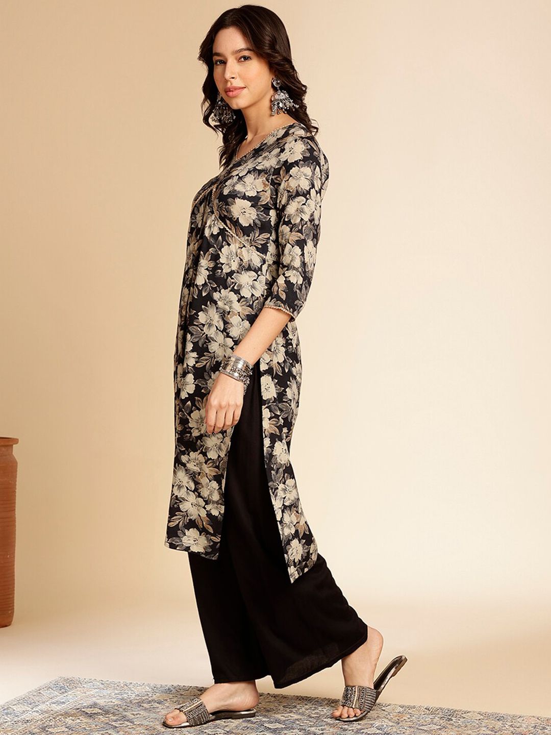 Black & White Floral Printed V-Neck Gotta Patti Straight Kurta