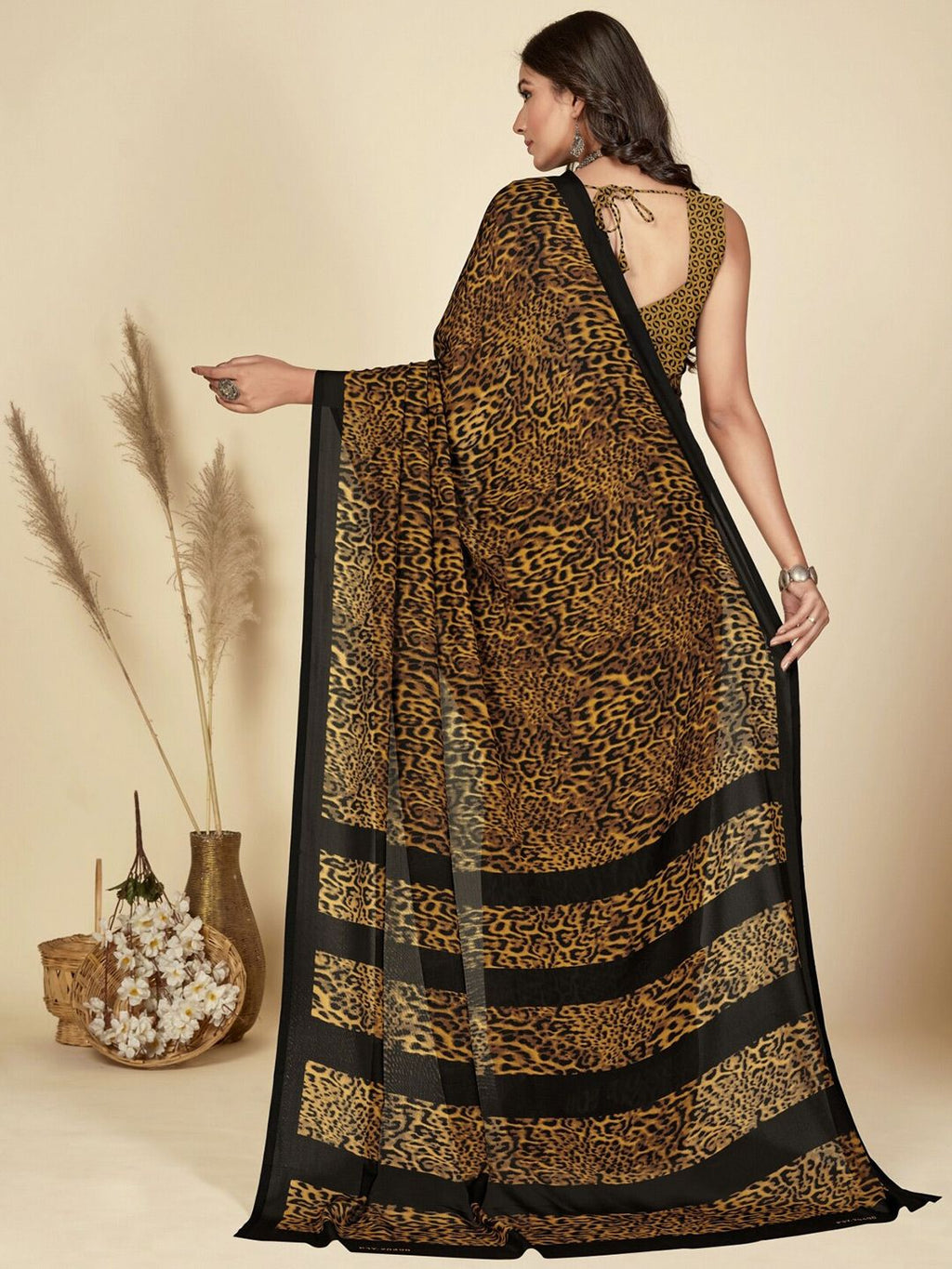 Dhimhi Women's Animal Printed Saree