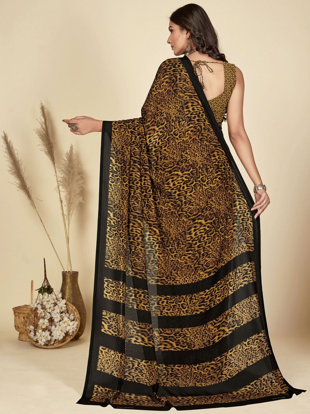 Dhimhi Women's Animal Printed Saree