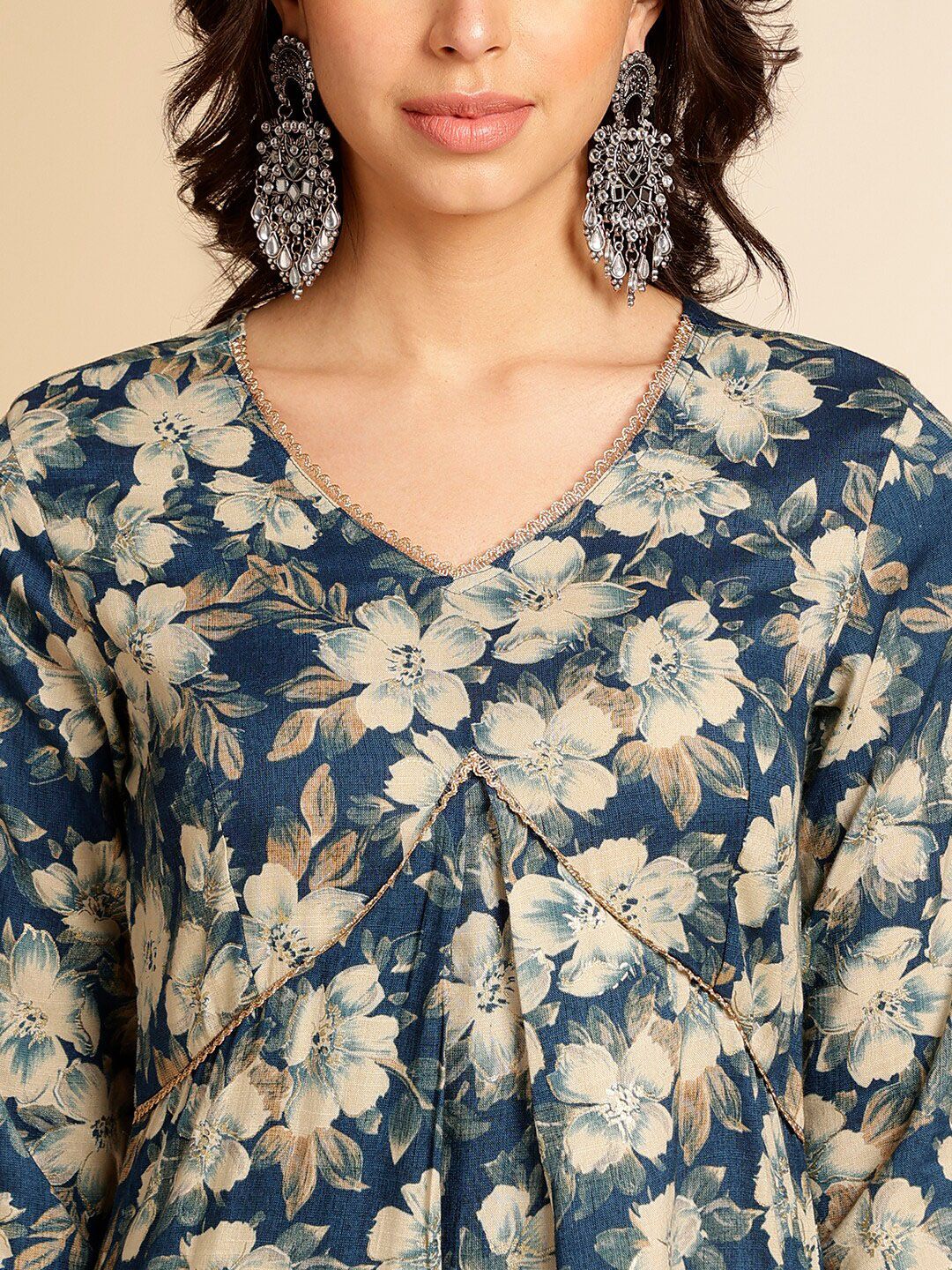 Navy Blue & White Floral Printed V-Neck Gotta Patti Straight Kurta