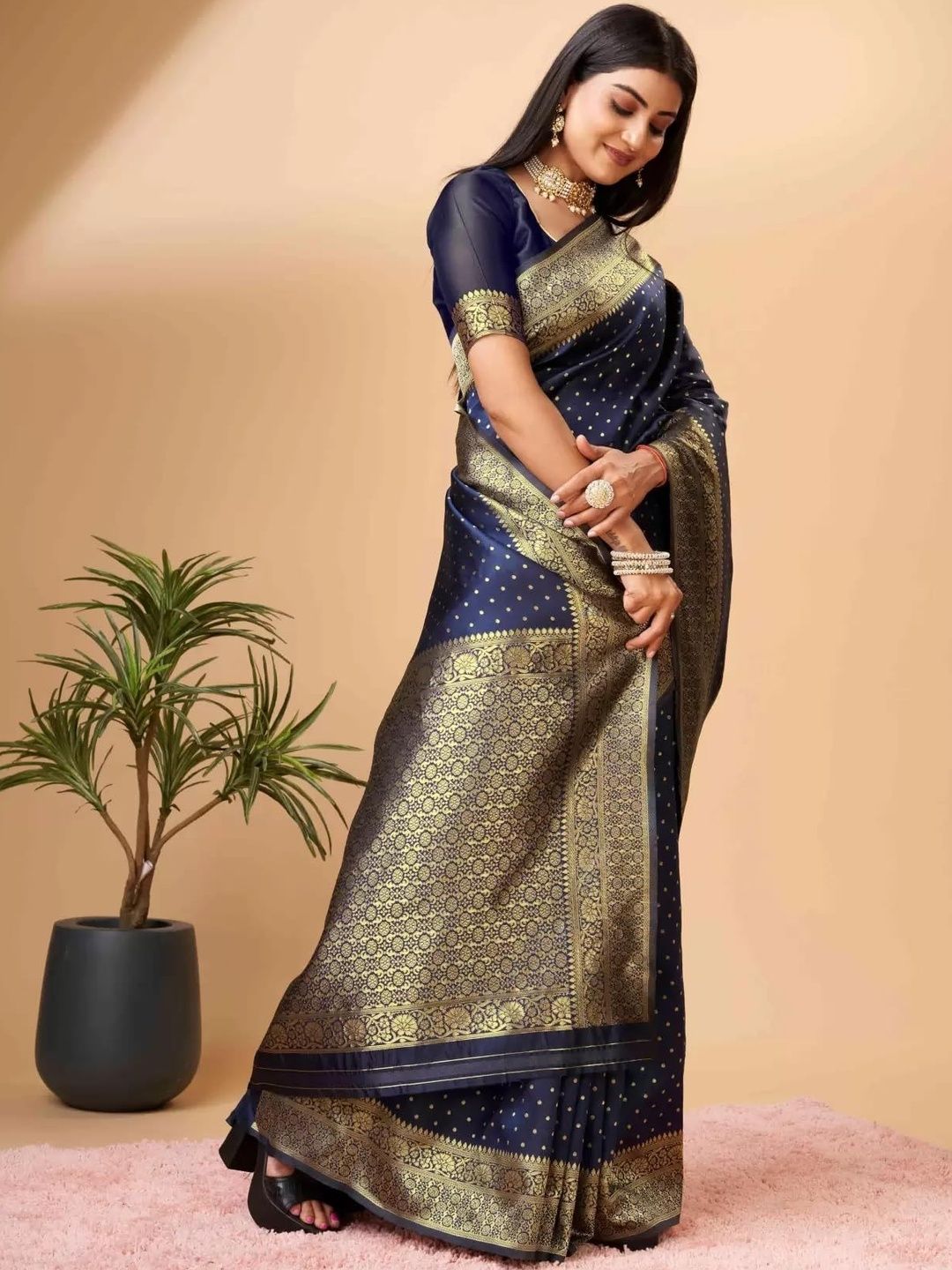 Dhimhi Women's Woven Design Zari Saree