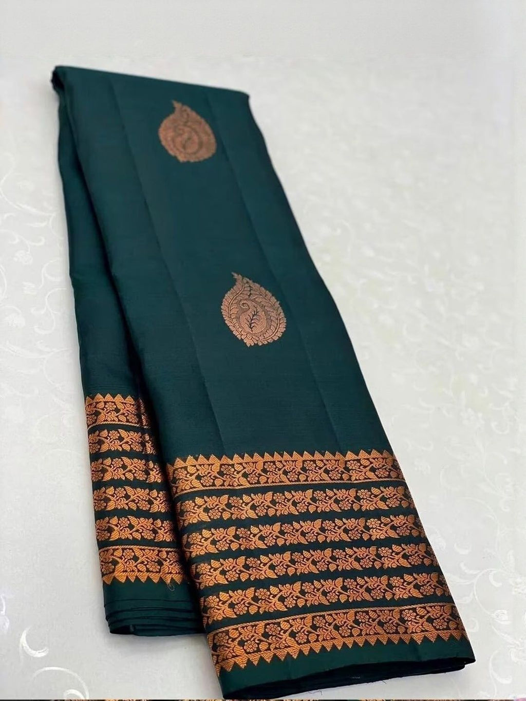 Dhimhi Women's Ethnic Motifs Woven Design Zari Kanjeevaram Saree