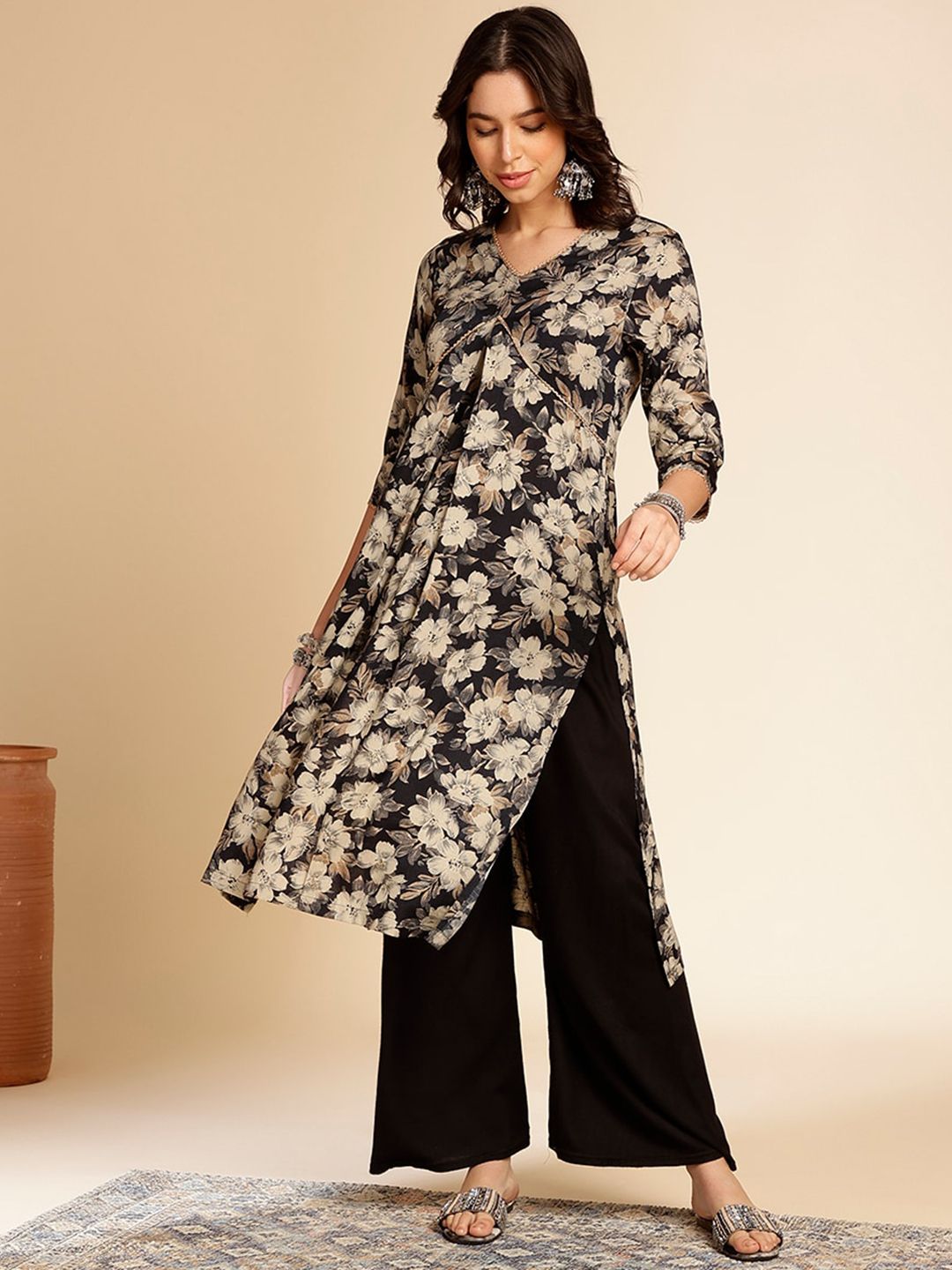 Black & White Floral Printed V-Neck Gotta Patti Straight Kurta