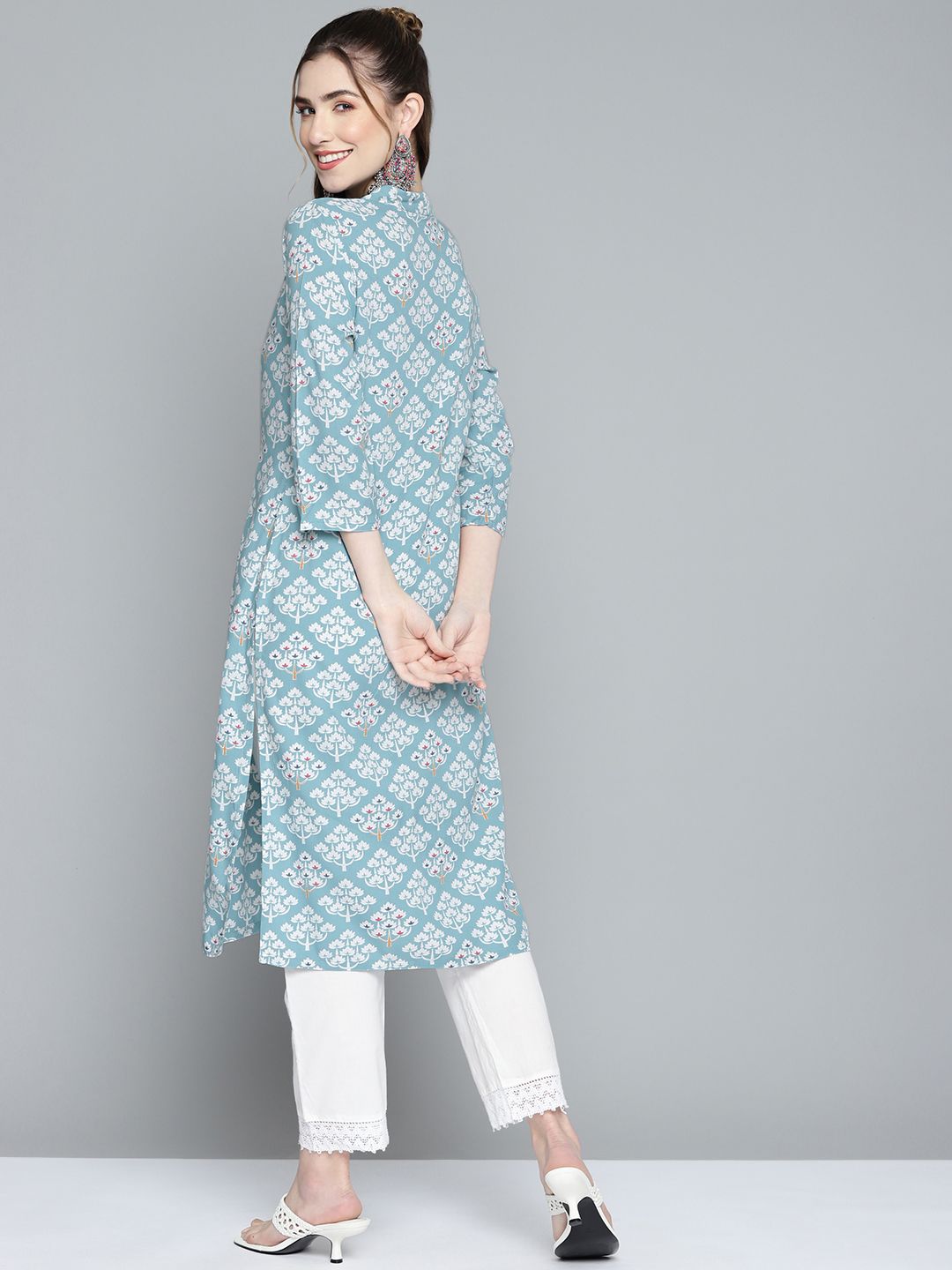Women Blue & White Ethnic Motifs Printed Kurta