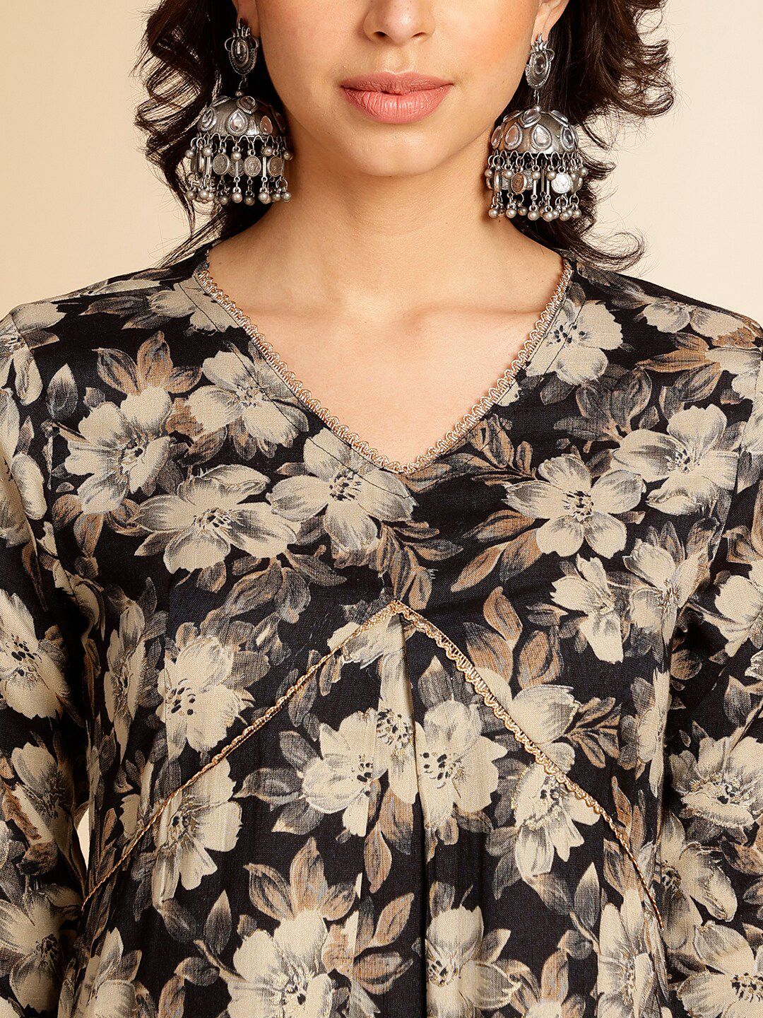 Black & White Floral Printed V-Neck Gotta Patti Straight Kurta