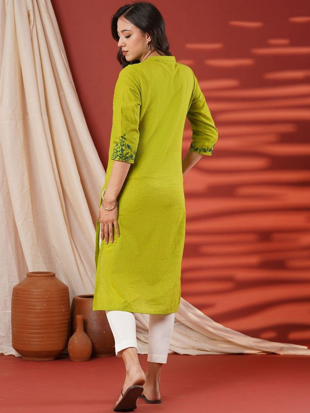 Women Embroidered Thread Work Kurta