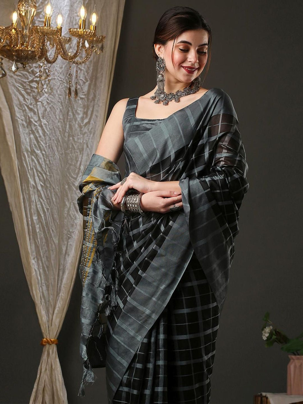 Dhimhi Women's Woven Design Checked Zari Saree