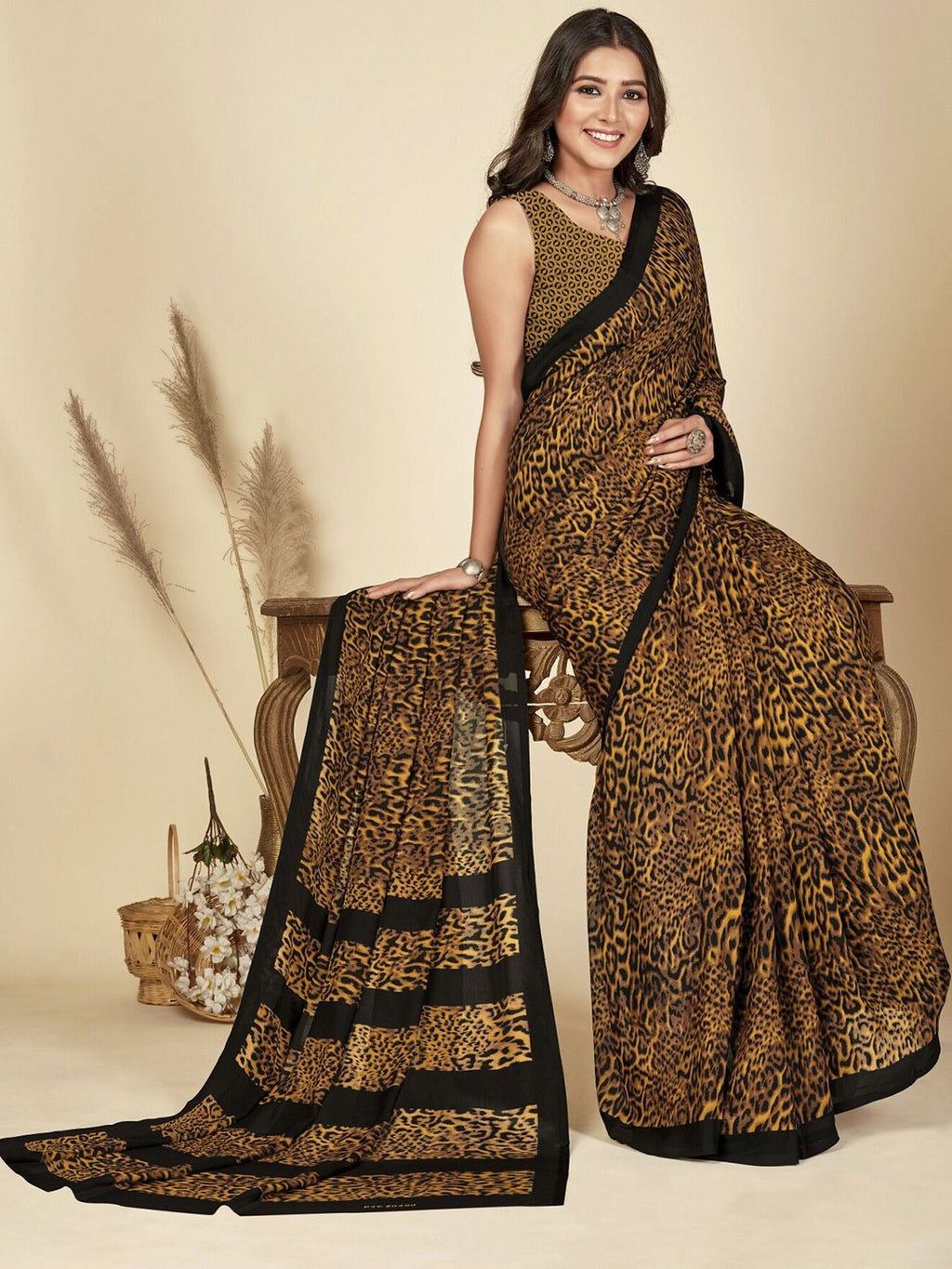 Dhimhi Women's Animal Printed Saree