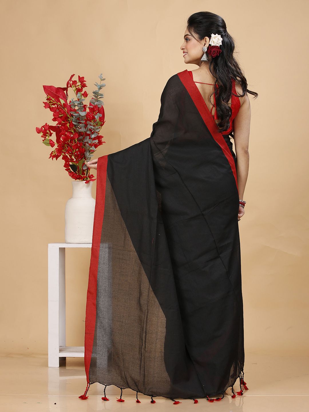 Dhimhi Women's Solid Taant Saree