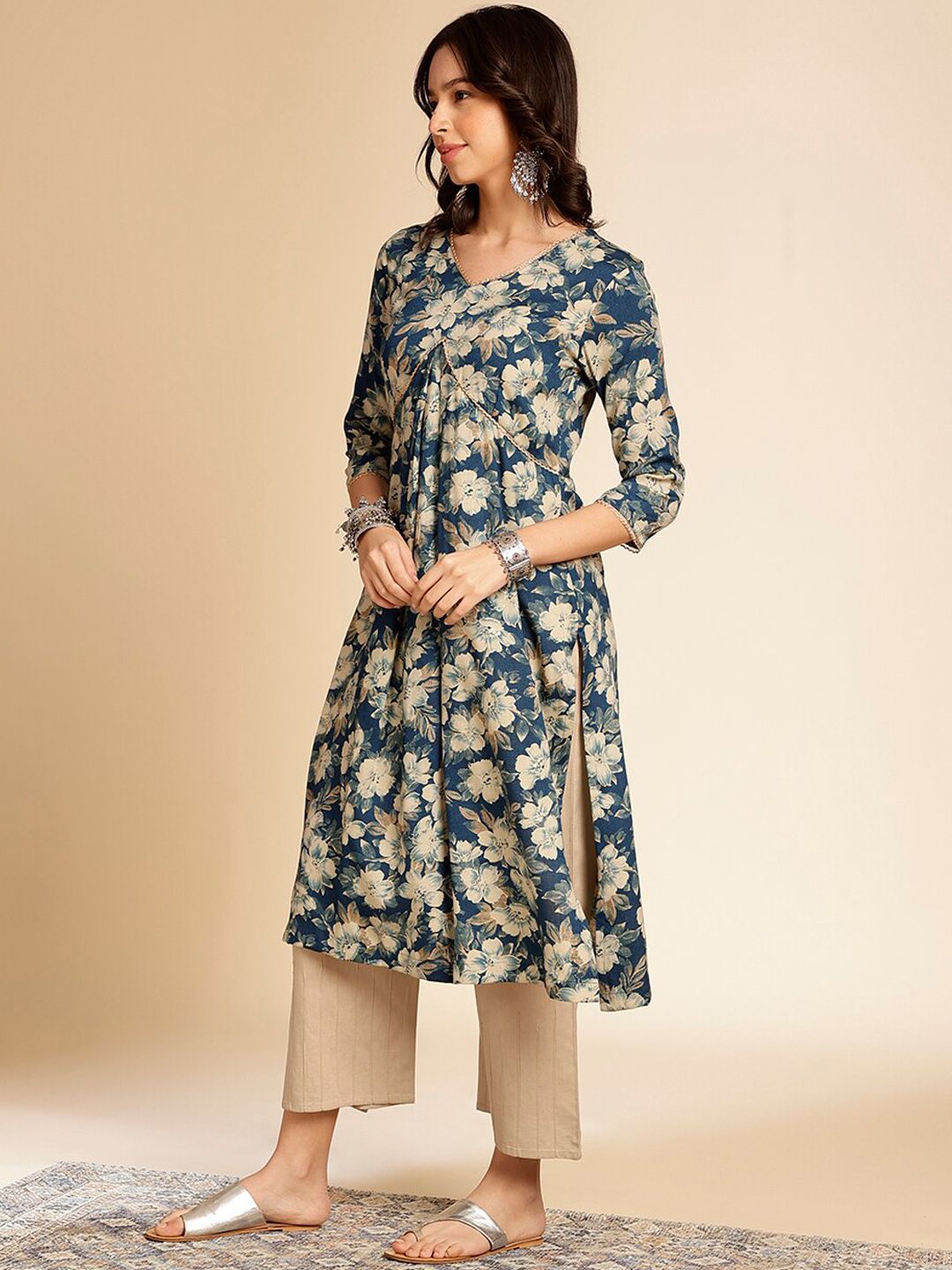 Navy Blue & White Floral Printed V-Neck Gotta Patti Straight Kurta