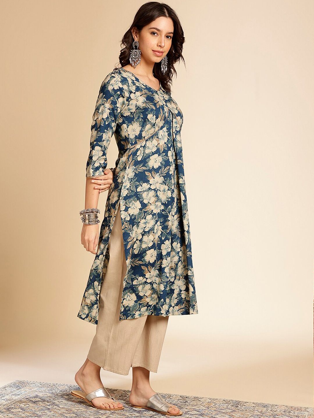 Navy Blue & White Floral Printed V-Neck Gotta Patti Straight Kurta