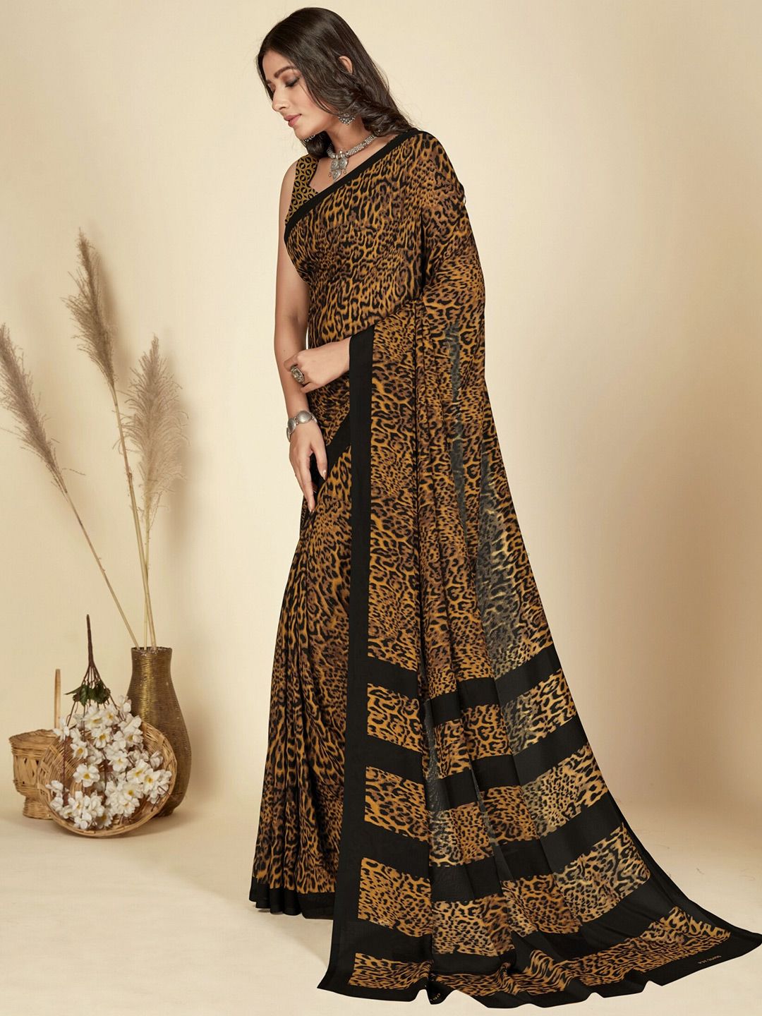 Dhimhi Women's Animal Printed Saree