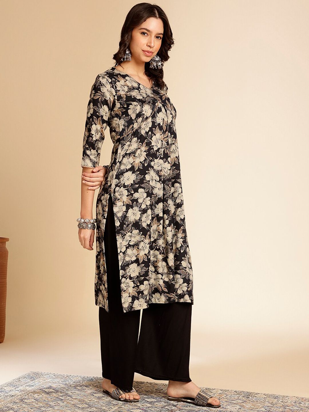 Black & White Floral Printed V-Neck Gotta Patti Straight Kurta