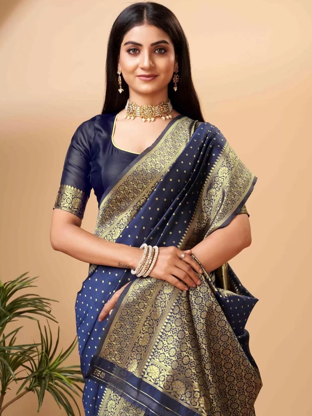Dhimhi Women's Woven Design Zari Saree