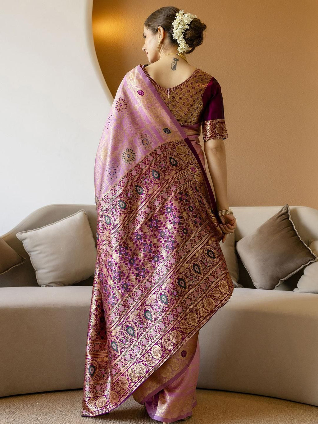 Dhimhi Women's Pink Silk Blend Woven Design Sarees