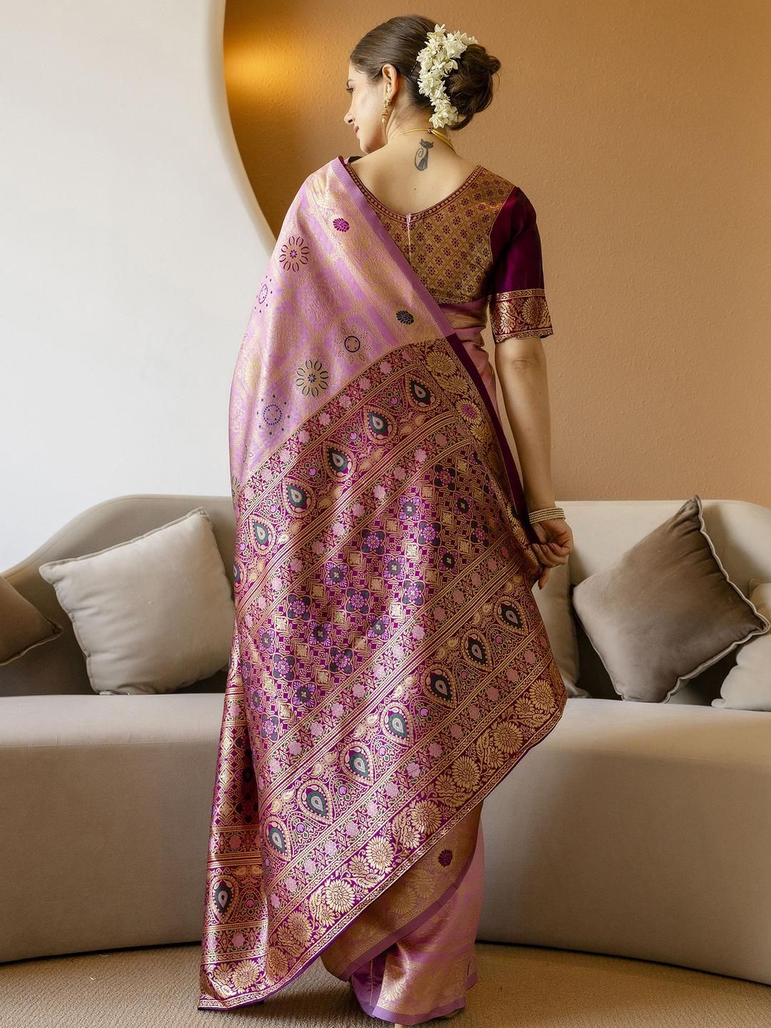 Dhimhi Women's Pink Silk Blend Woven Design Sarees