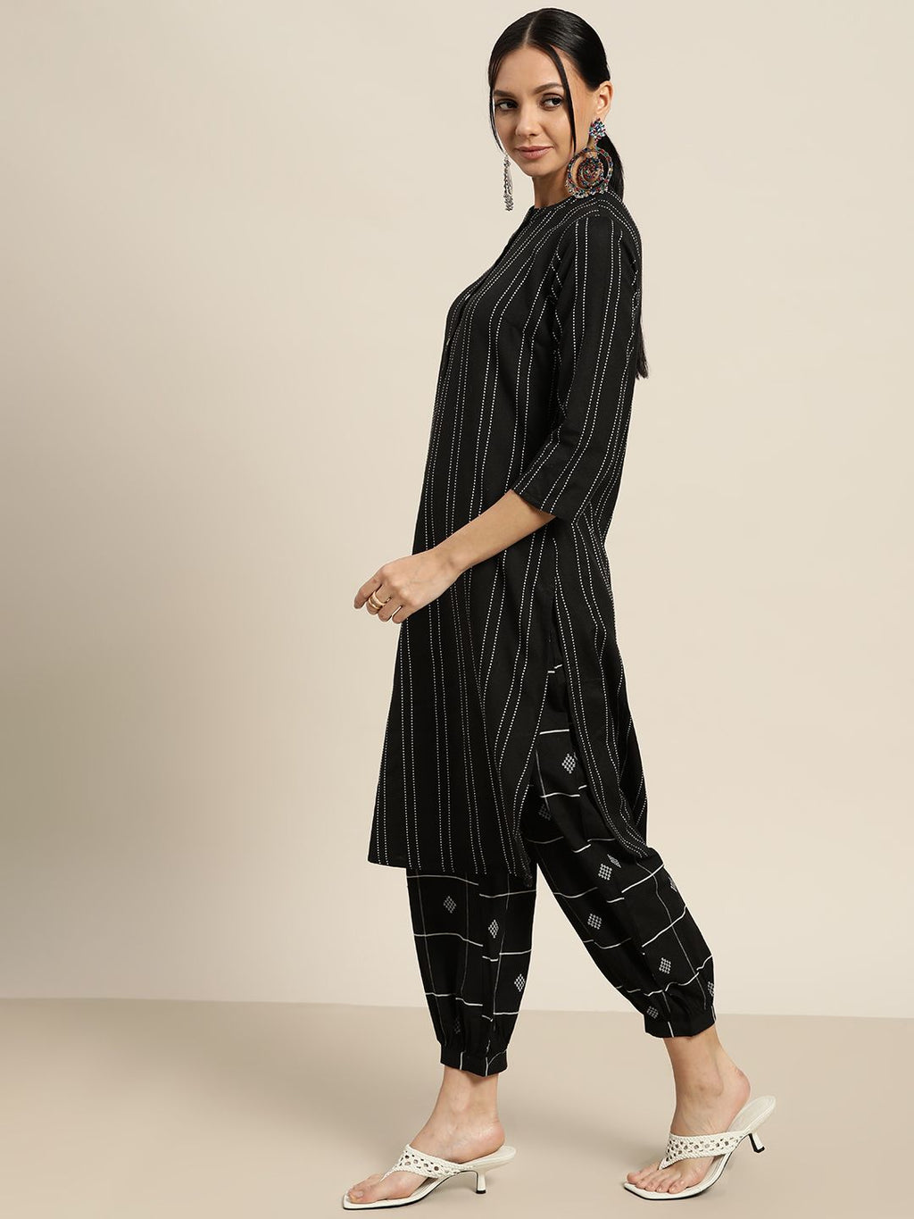 Dhimhi Women's Black & White Embroidered Regular Thread Work Kurta with Salwar