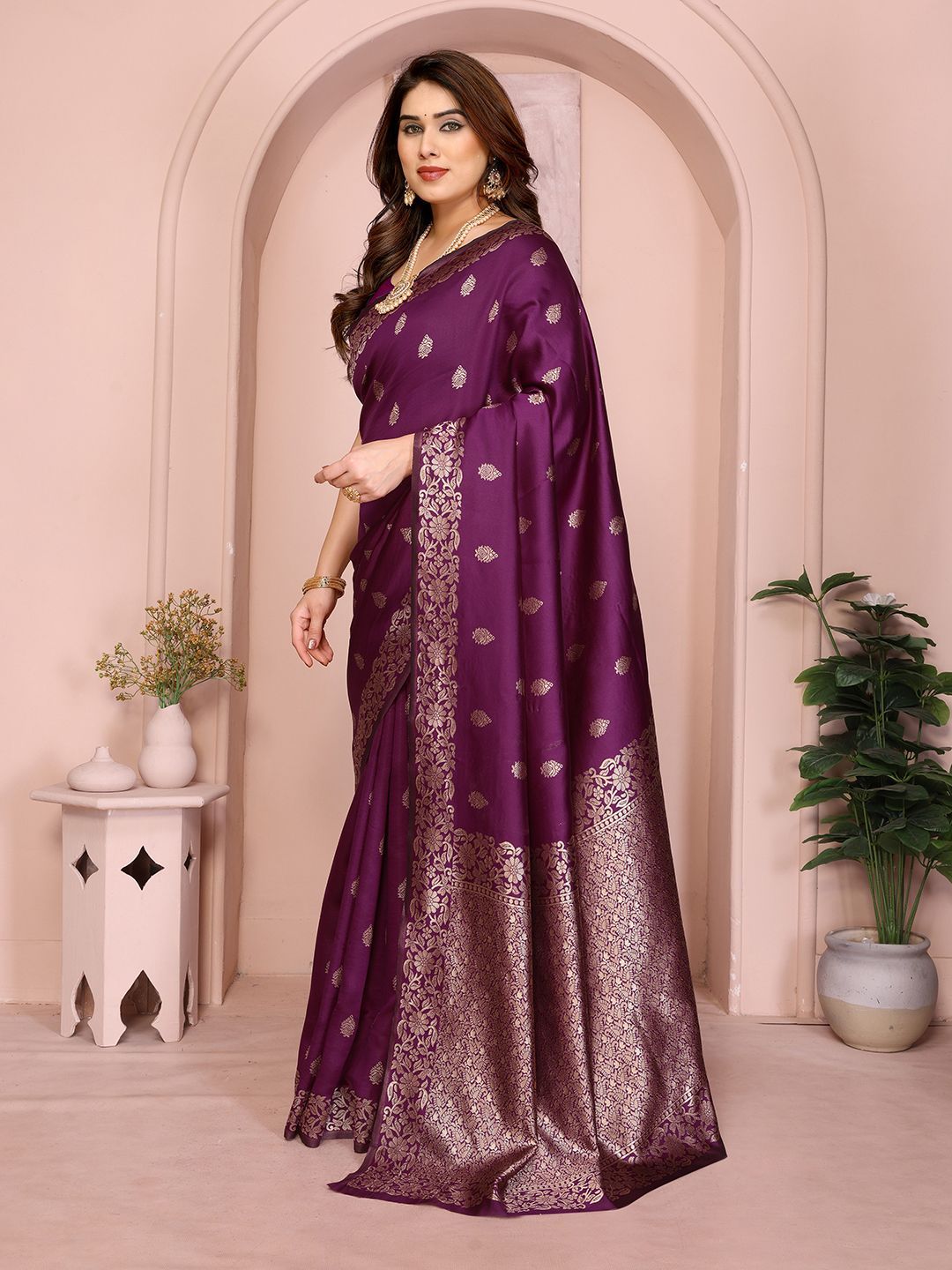 Dhimhi Women's Ethnic Motifs Woven Design Zari Banarasi Saree