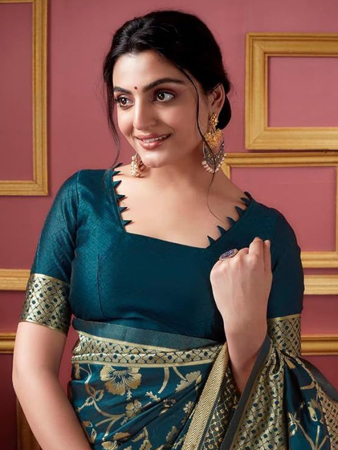 Dhimhi Women's Woven Design Kanjeevaram Saree