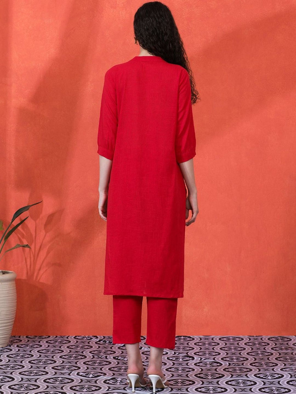 Women Embroidered Keyhole Neck Thread Work Kurta