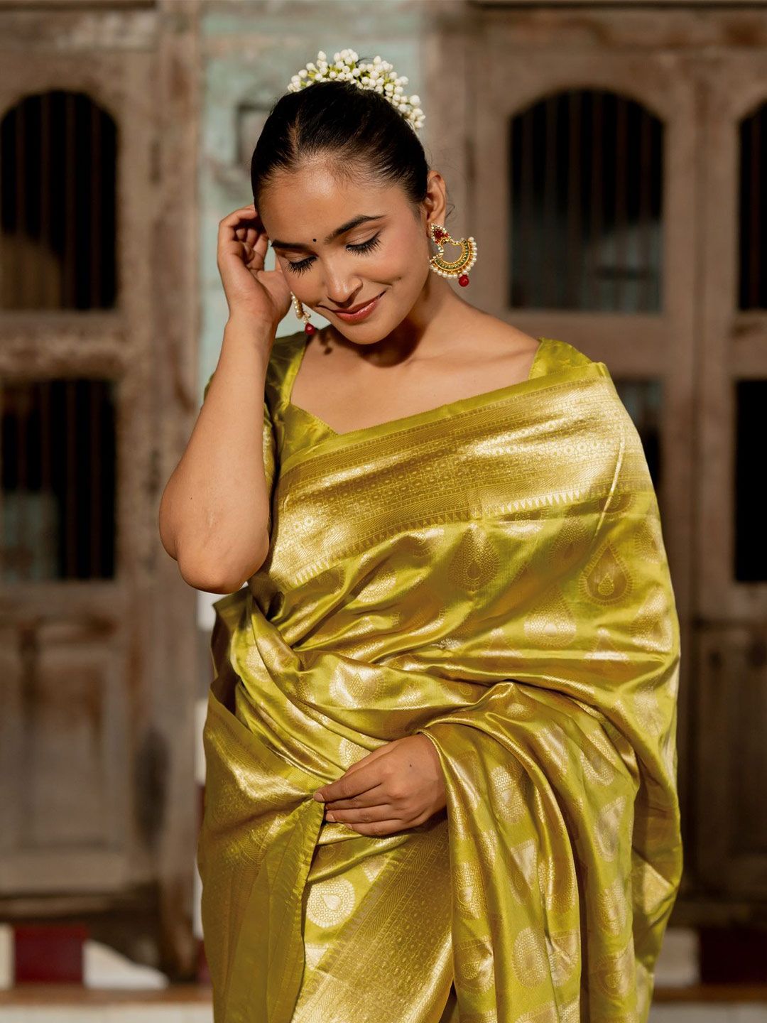 Dhimhi Women's Woven Design Zari Banarasi Saree