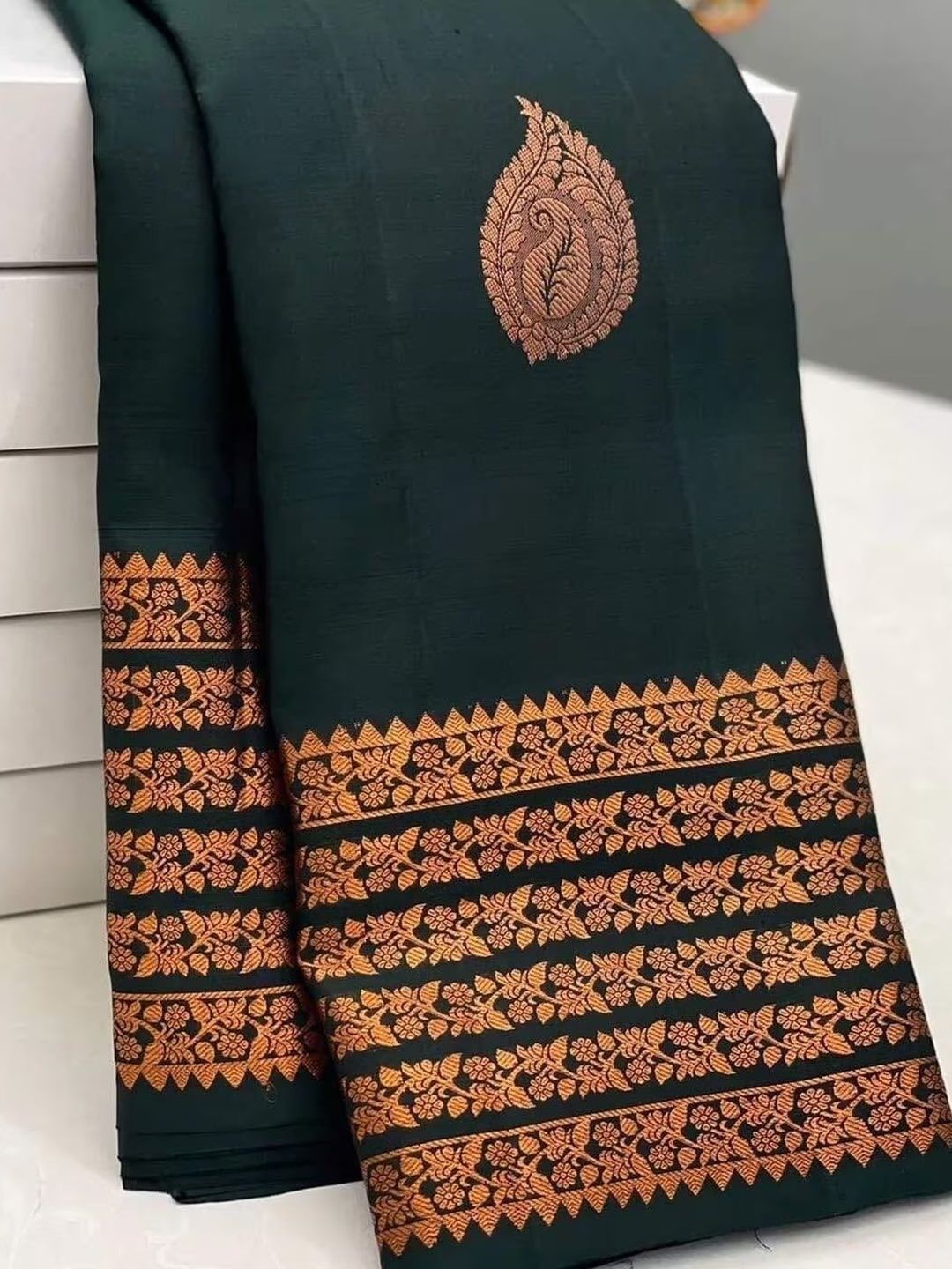 Dhimhi Women's Ethnic Motifs Woven Design Zari Kanjeevaram Saree