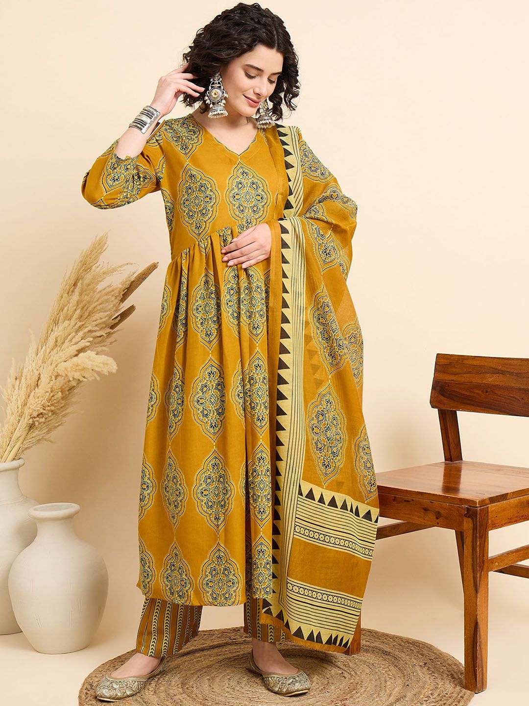 Dhimhi Women's Floral Printed Regular Kurta with Trousers & With Dupatta