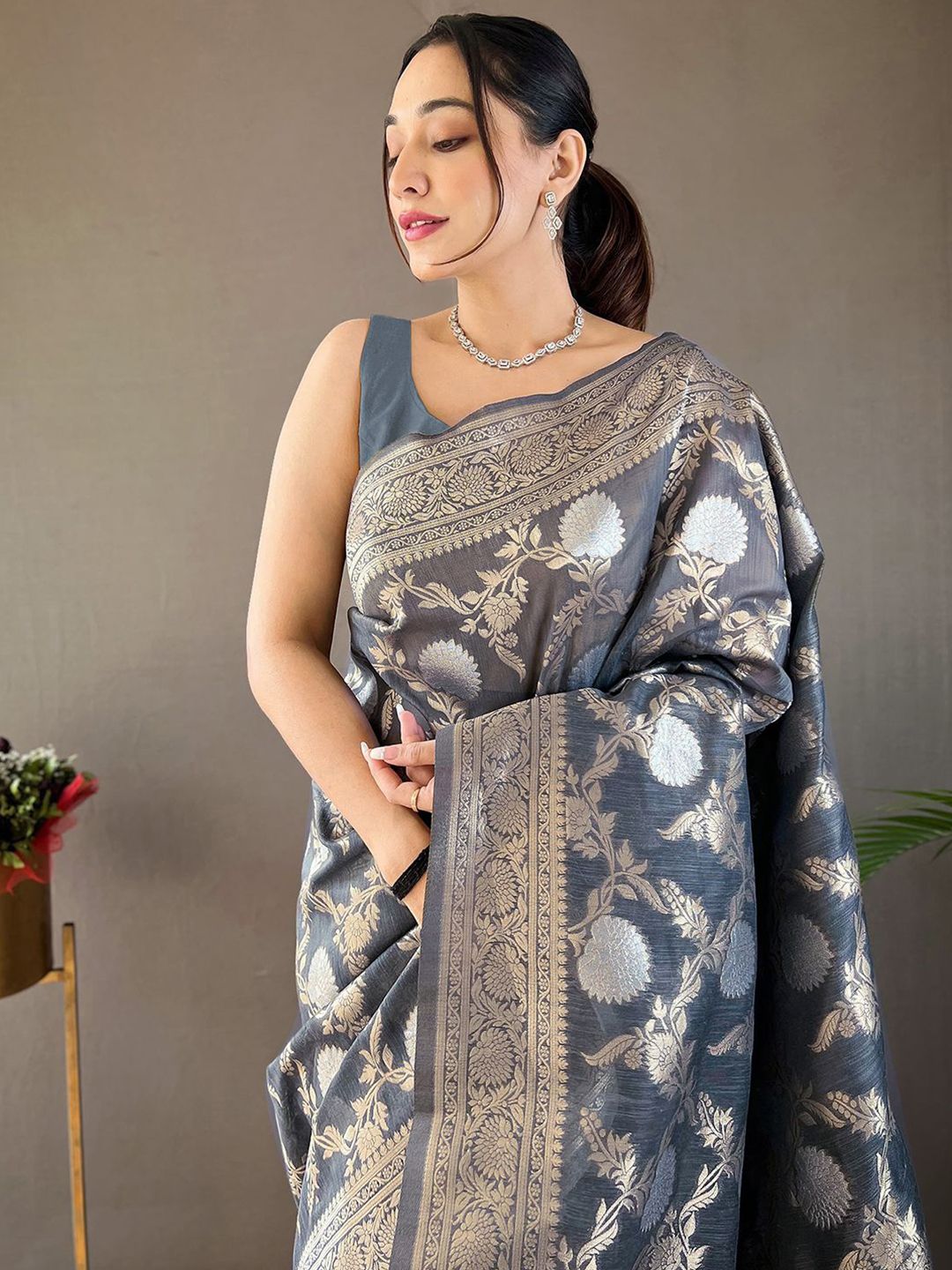 Dhimhi Women's Floral Zari Silk Blend Designer Banarasi Saree