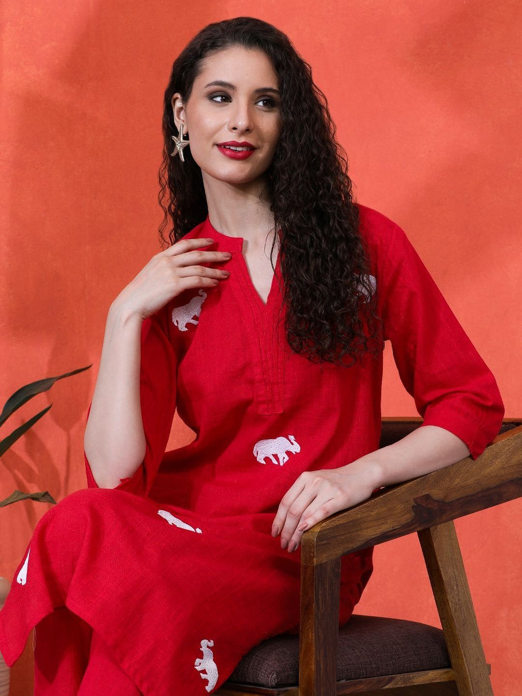 Women Embroidered Keyhole Neck Thread Work Kurta