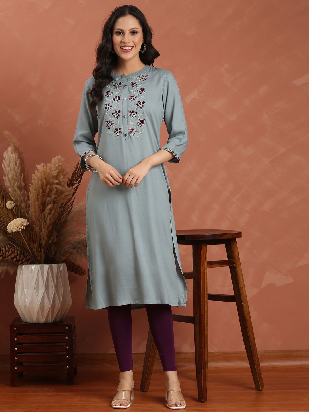Women Floral Embroidered Straight Kurta