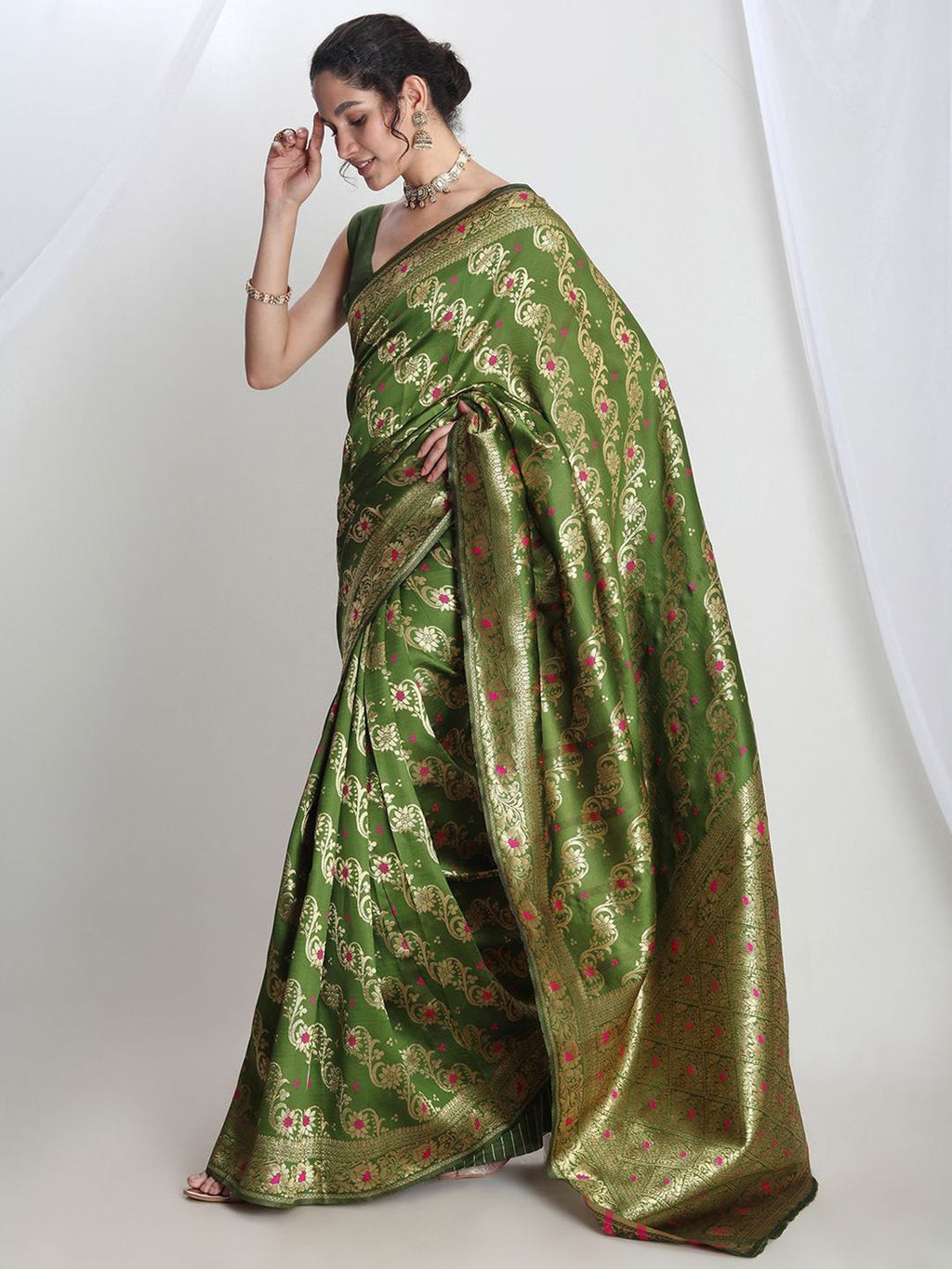 Dhimhi Women's Women Green Silk Blend Floral Woven Design Jacquard Saree