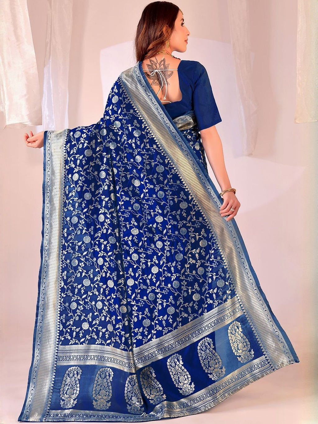 Dhimhi Women's Navy Blue Silk Cotton Woven Design Sarees