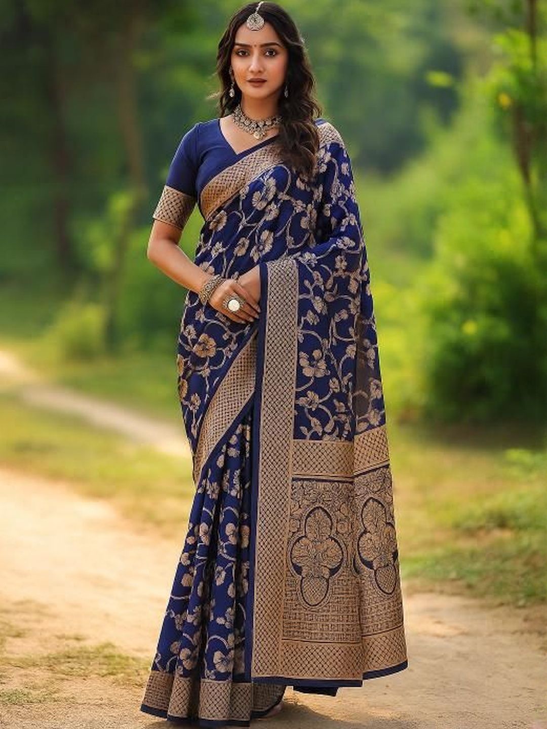 Dhimhi Women's Women Navy Blue Sarees