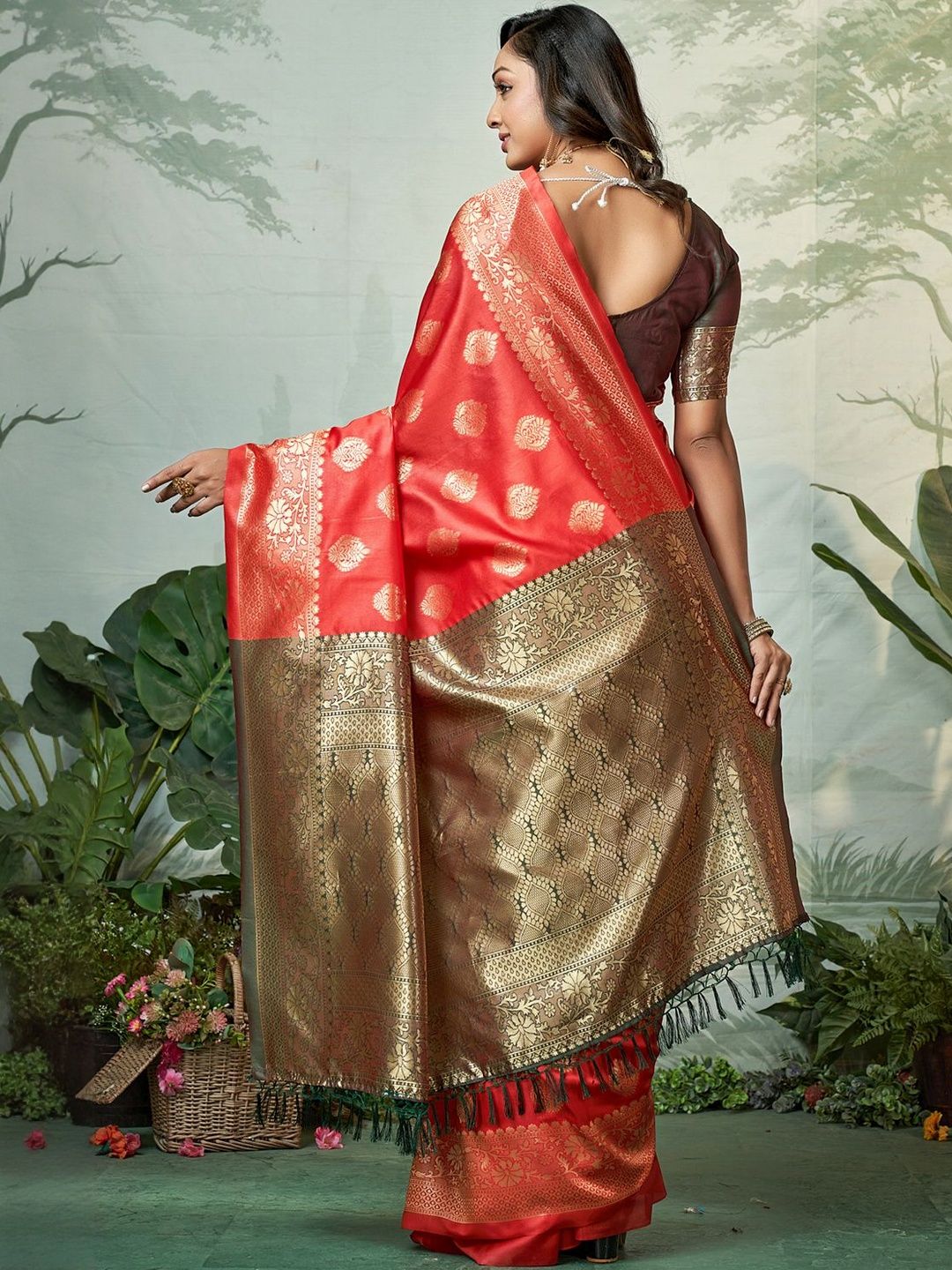 Dhimhi Women's Woven Design Zari Banarasi Saree