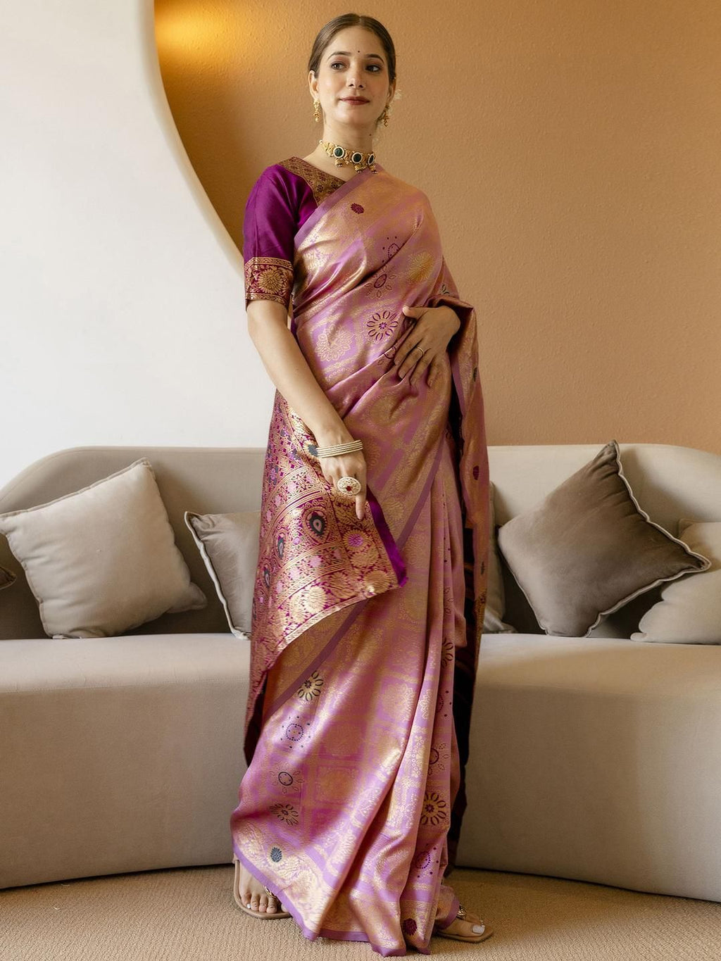 Dhimhi Women's Pink Silk Blend Woven Design Sarees