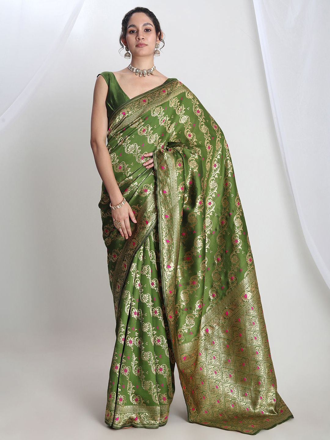 Dhimhi Women's Women Green Silk Blend Floral Woven Design Jacquard Saree