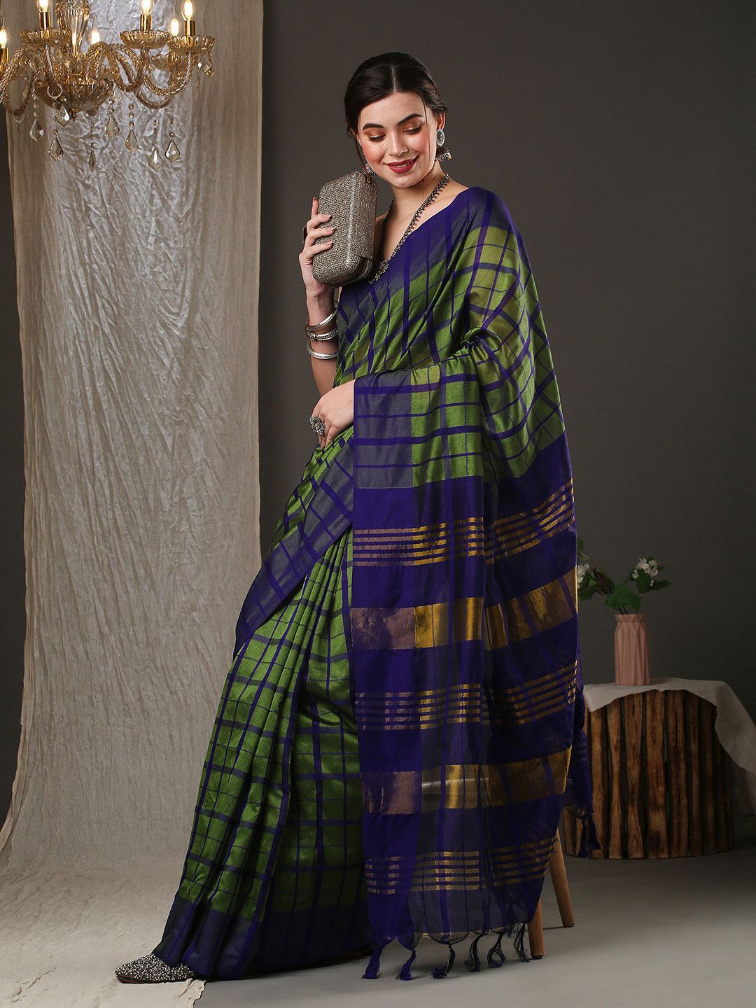 Dhimhi Women's Checked Saree with Blouse Piece