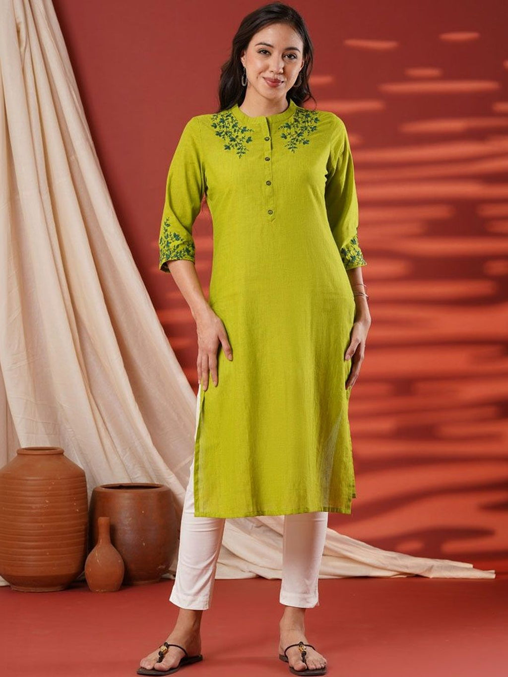 Women Embroidered Thread Work Kurta