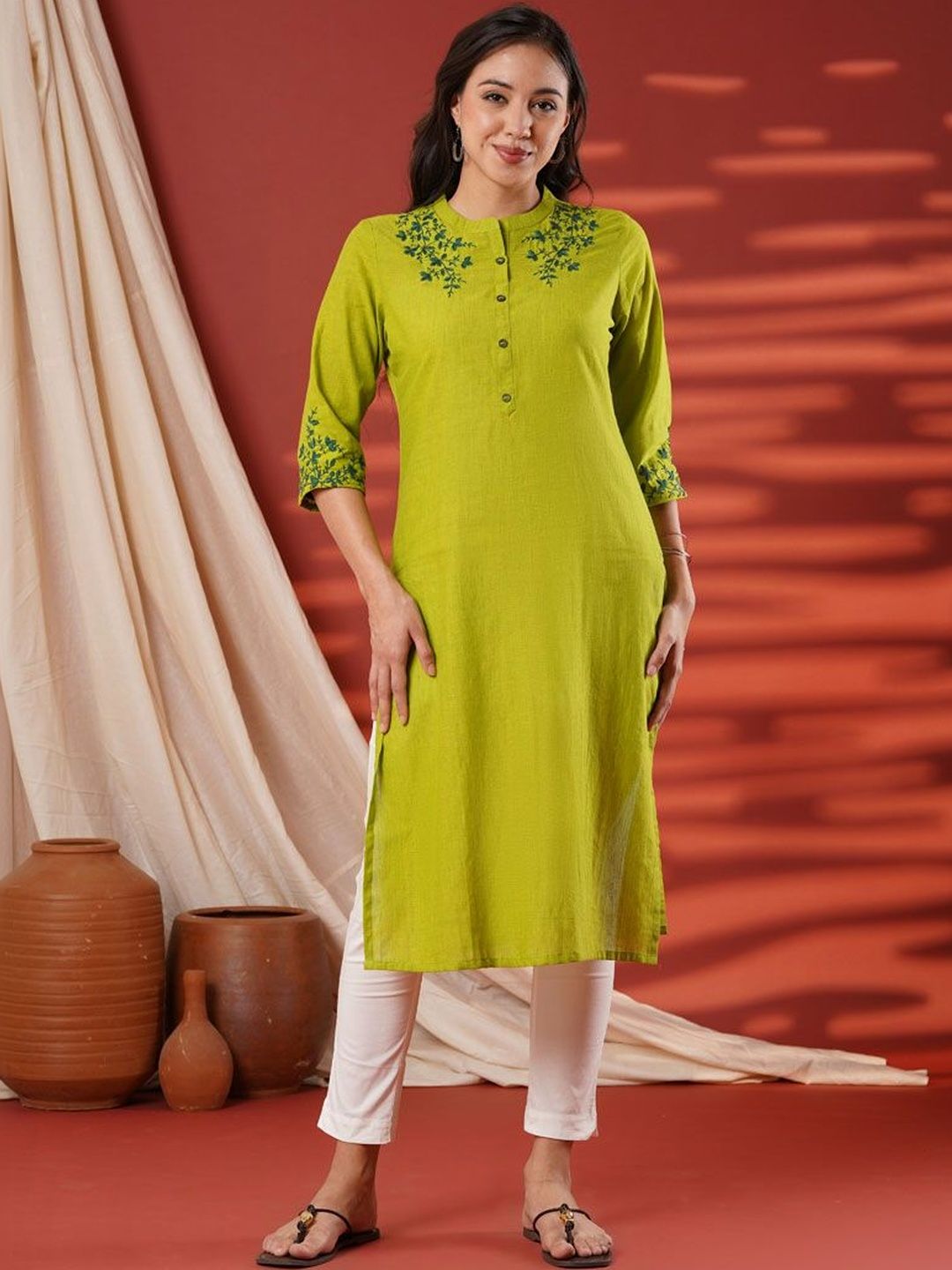Women Embroidered Thread Work Kurta