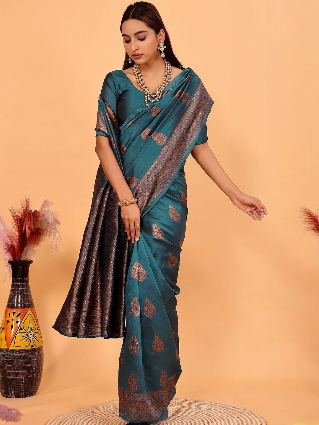 Dhimhi Women's Ethnic Motifs Woven Design Zari Banarasi Saree