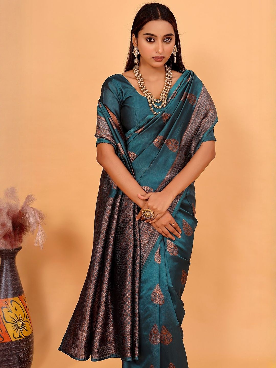 Dhimhi Women's Ethnic Motifs Woven Design Zari Banarasi Saree