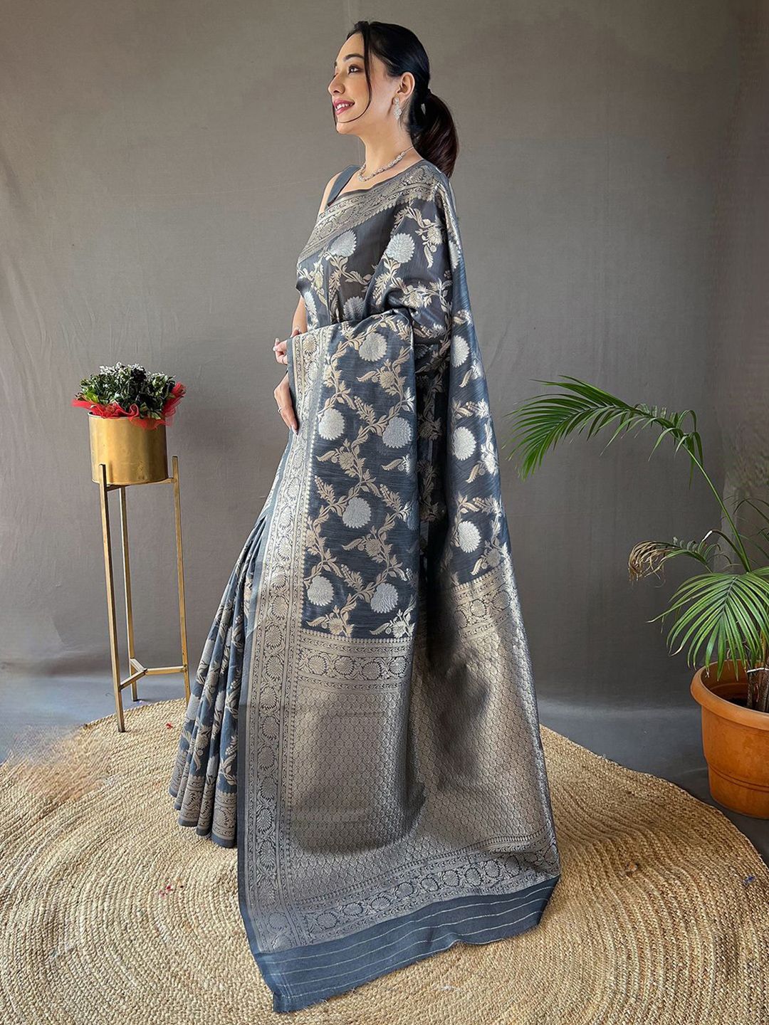 Dhimhi Women's Floral Zari Silk Blend Designer Banarasi Saree